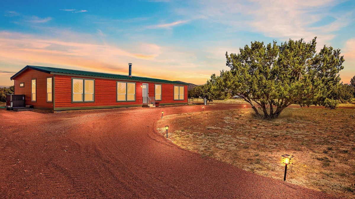 Williams House | Charming Cabin just 45 minutes from Grand Canyon Rim, Family Friendly, Telescope