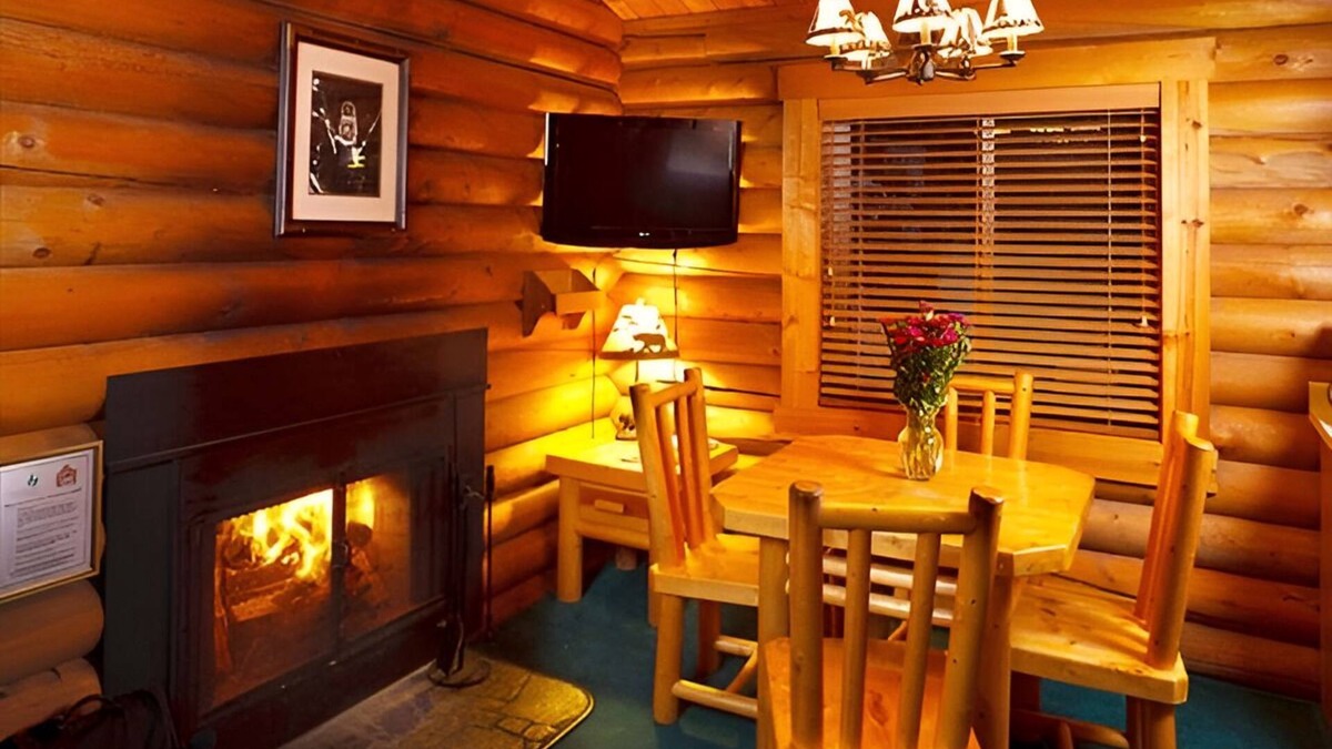 Moran Hotel | Charming Cabin with Mountain Views | Perfect for Family Nature Trip