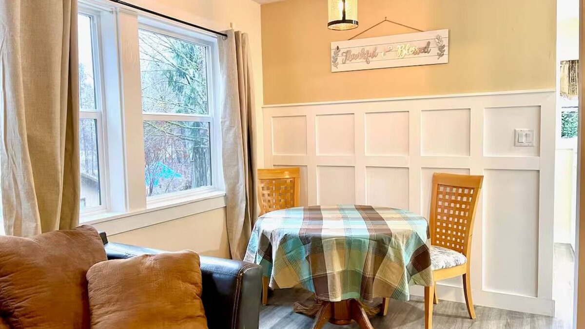 Vida Cabin | Charming cabin with river access & AC in Blue River - perfect for a getaway