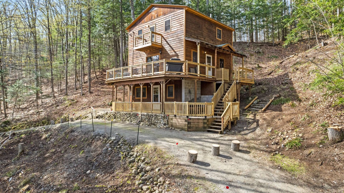 Warrensburg House | Charming cabin with three river-view decks & private setting