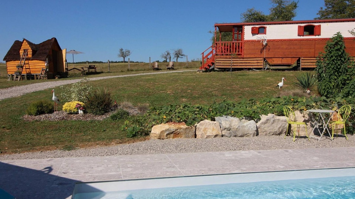 Vy-le-Ferroux Cottage | Charming Caravan with Views of the Saône Valley