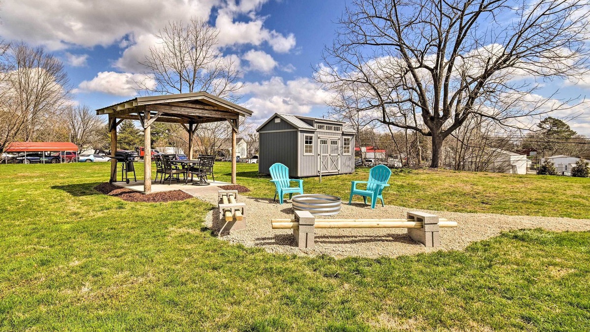 Cave City Cottage | Charming Cave City Vacation Rental w/Fire Pit!