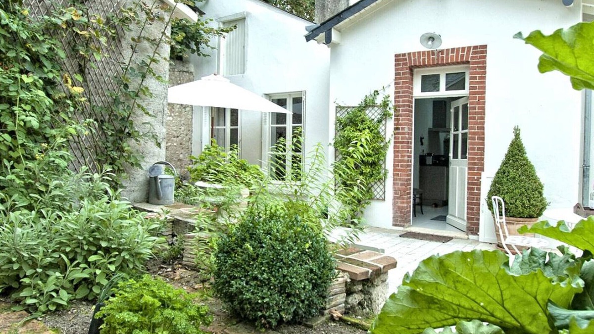 Blois Cottage | Charming Central Blois Cottage: Terrace, Private Garage, Modern Amenities Included