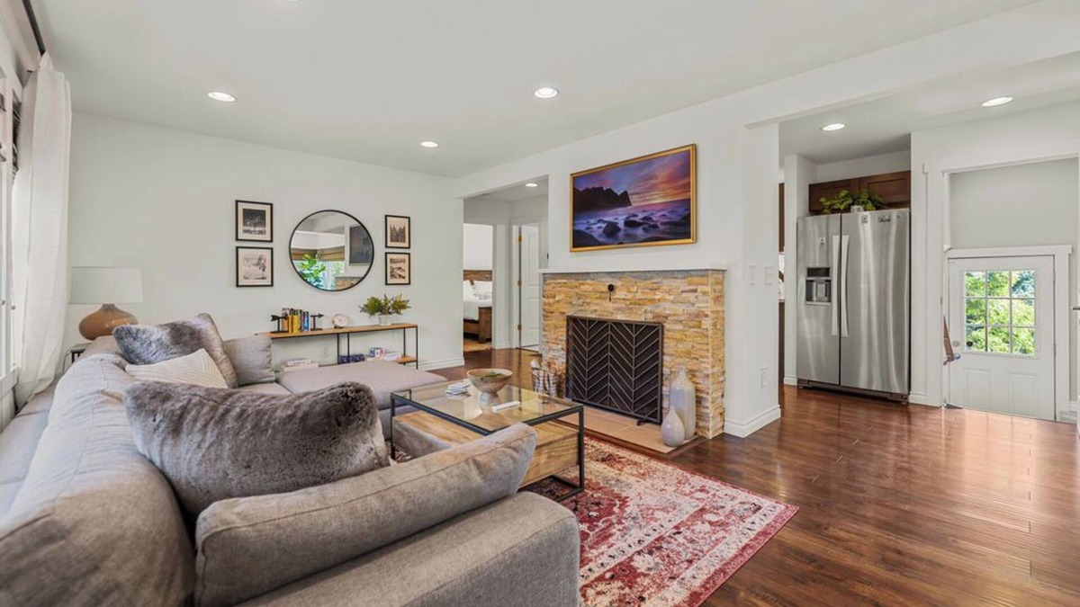 Vancouver House | Charming Centrally Located 2-bedroom House With Beautiful Valley View