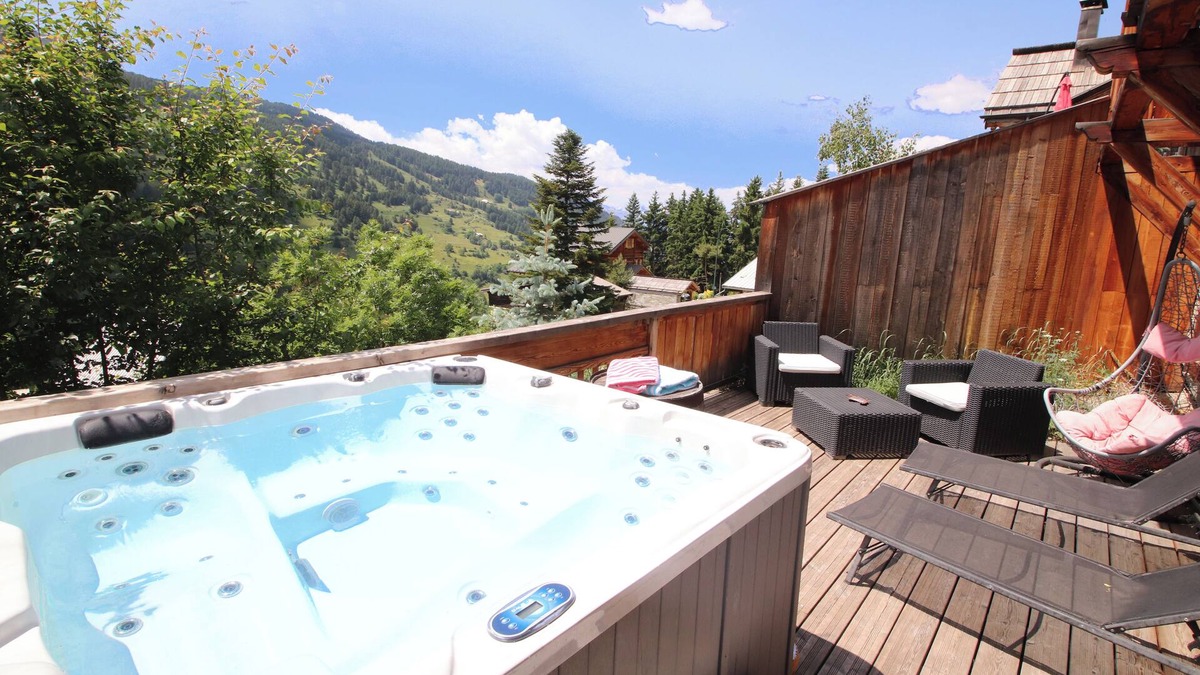 Vars Ski Chalet | CHARMING CHALET MOUNTAIN VIEWS AND SKI SLOPES JACUZZI CINEMA ROOM