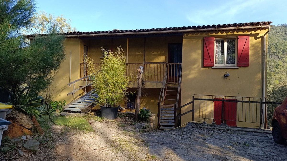 Les Mayons Apartment | Charming, cheap apartment in picturesque Maures village