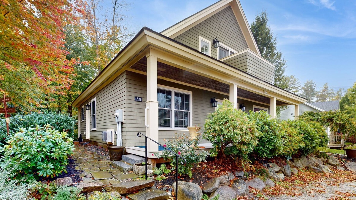 Edgecomb Apartment | Charming Coastal Apartment with Cozy Gazebo and Ocean Proximity