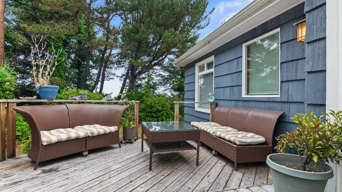 Nelscott House | Charming Coastal Cottage, Pet Friendly, Patio w/BBQ, WiFi, 1/2 Mile to Beach, 5 Miles to Casino