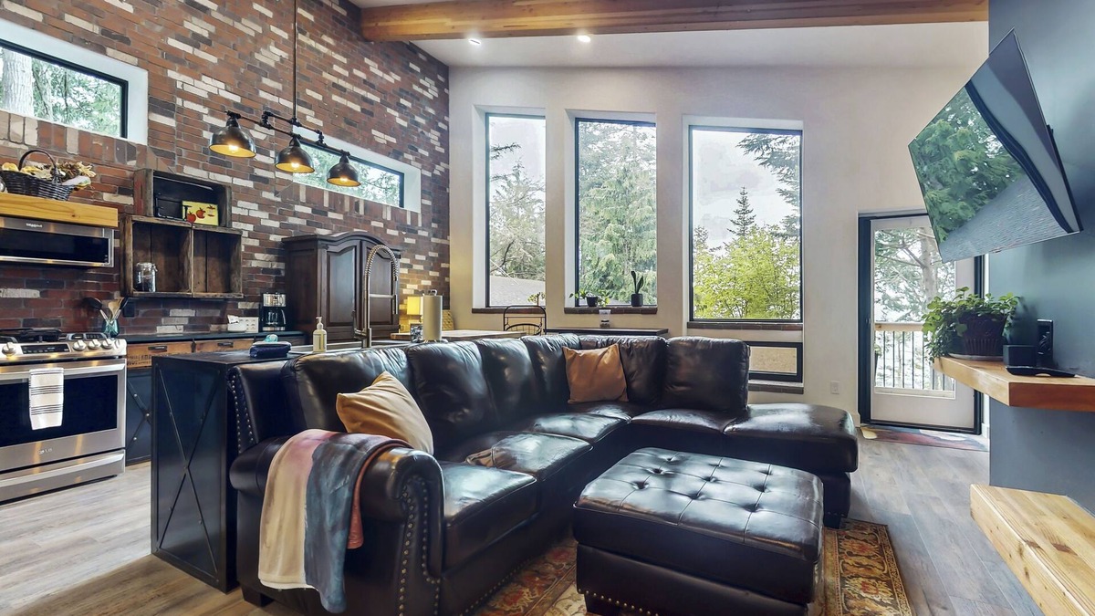 Sequim Hotel | Charming Coastal Retreat with Waterfront Views in Sequim