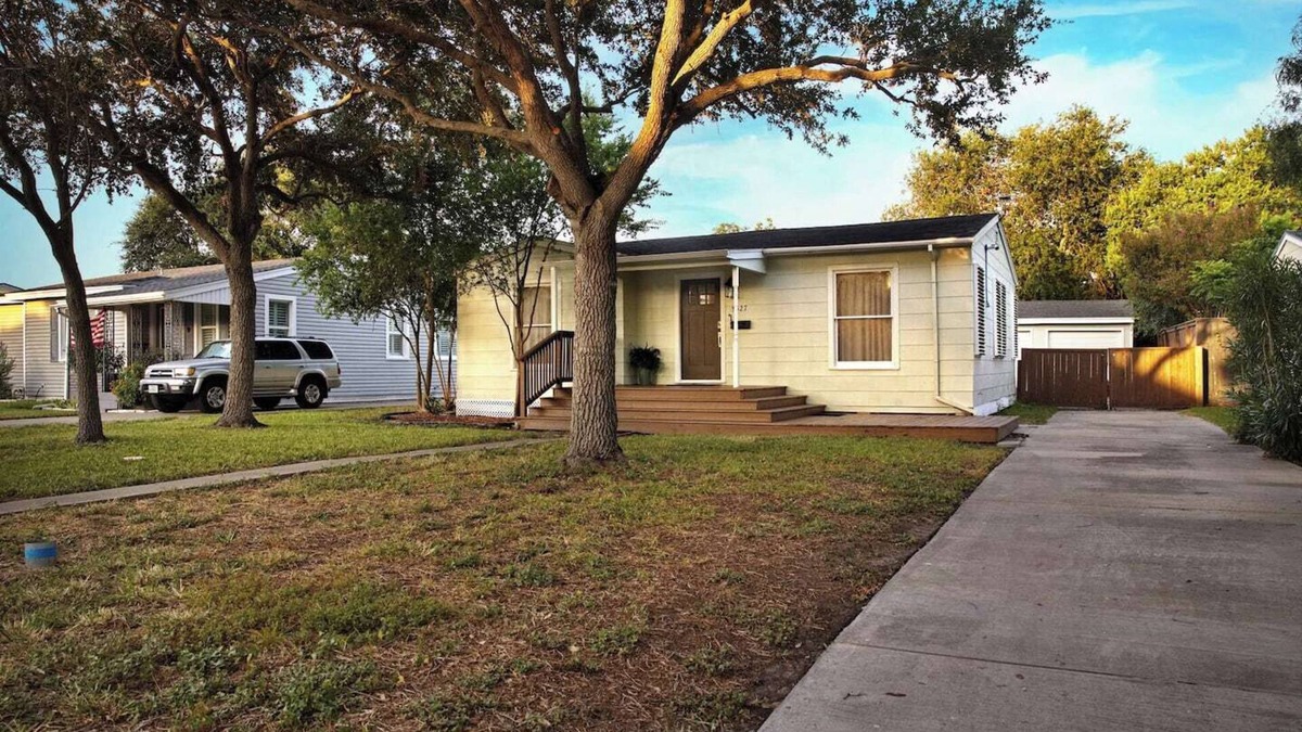Bay Area House | Charming coastal cottage w/vintage style & modern comfort | 2BR/2BA