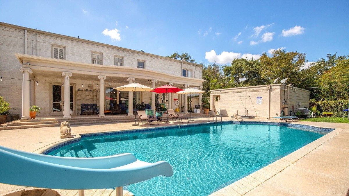 Oak Park - Northwood Villa | Charming Colonial Villa with Sparkling pool