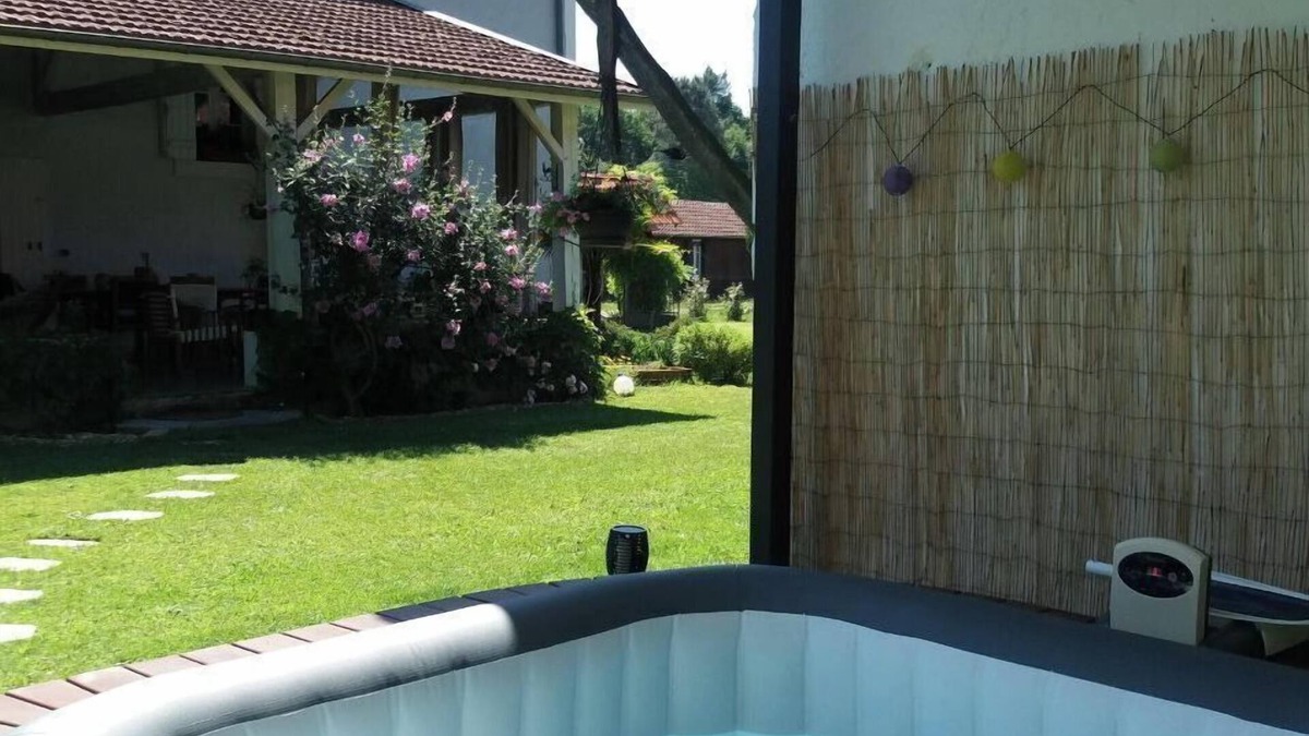 Bourriot-Bergonce Apartment | Charming, comfortable studio with jacuzzi