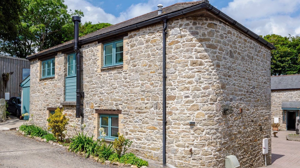 Falmouth Cottage | Charming Cornish cottage with shared pool/hot tub, sleeps 6, nr Falmouth