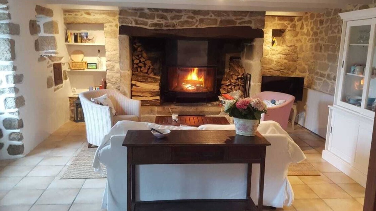 Plogoff Cottage | Charming cotage with patio just a few ropes from the beach