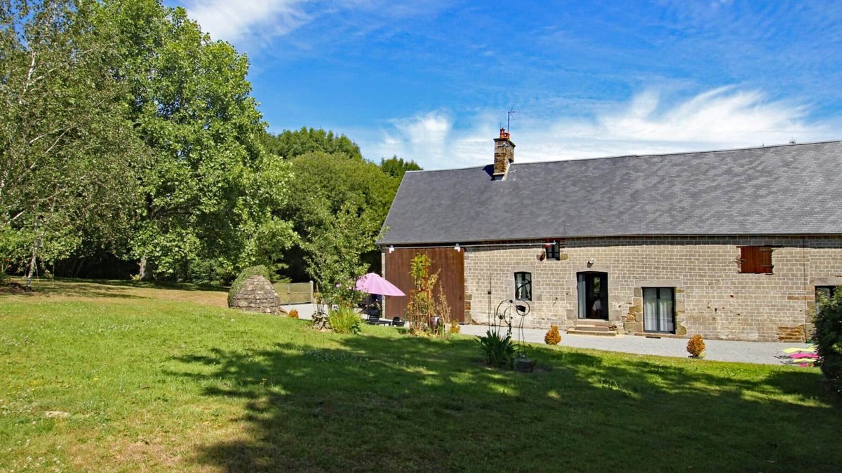 Montaigu-les-Bois Cottage | Charming Cottage with Garden, BBQ, and WiFi in Peaceful Normandy Setting