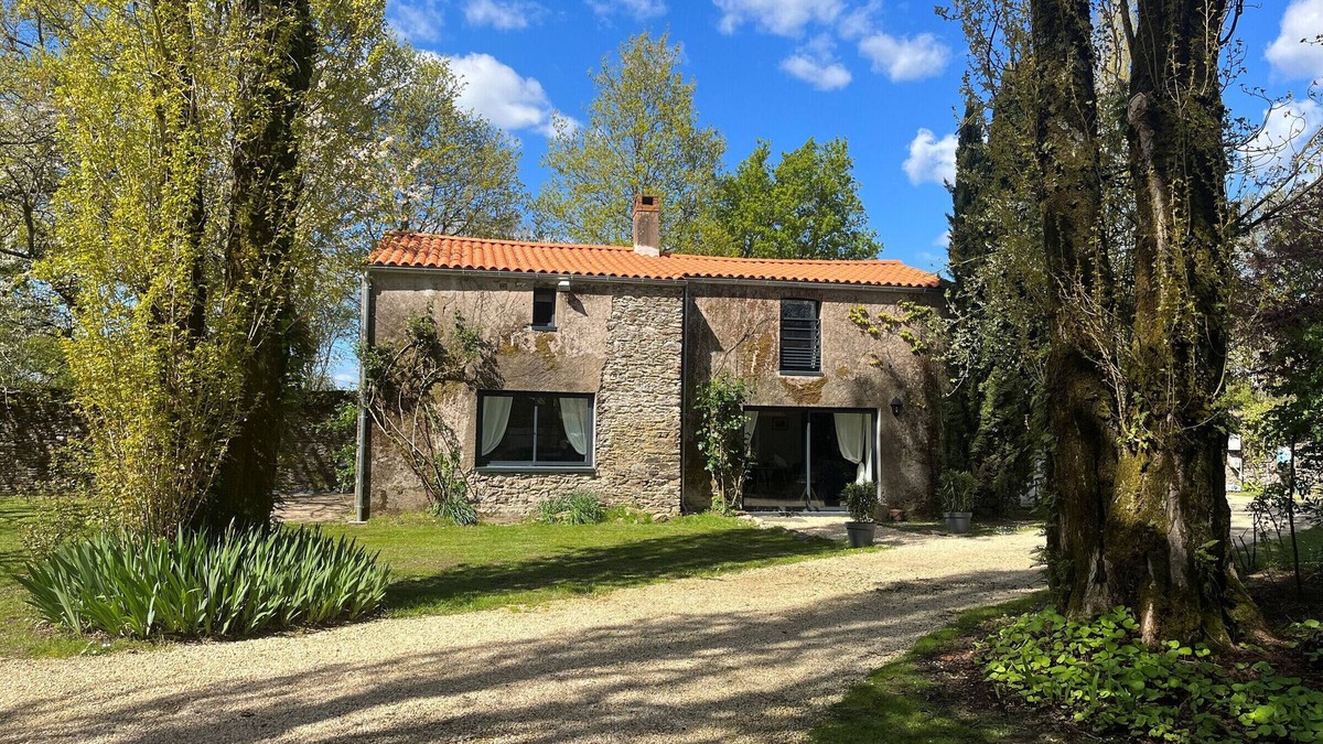 Mauves-sur-Loire Cottage | Charming Cottage near Loire: Private Terrace, 2 Ensuite BRs, Baby Gear, WiFi, Pet-Friendly