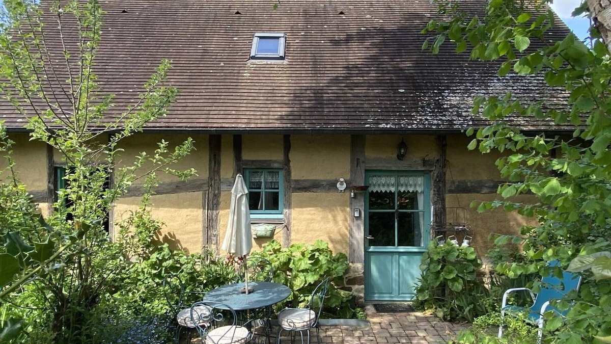Sainte-Opportune Cottage | Charming Cottage with English Garden, WiFi, and Family Amenities in French Countryside