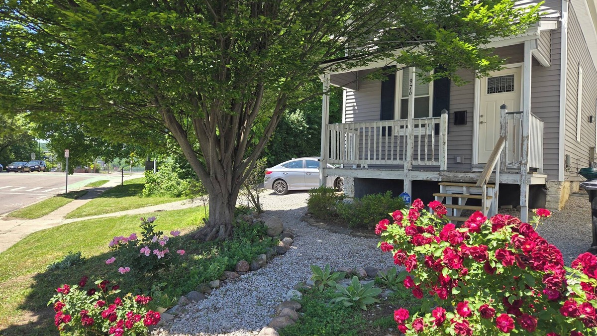 Northside Cottage | Charming cottage, 3Qn w/WiFi, Parking, AC walkable to Clftn Nrthsd near dwntwn