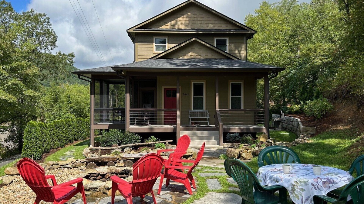 Hot Springs Cottage | Charming Cottage- Away from it all on the river!