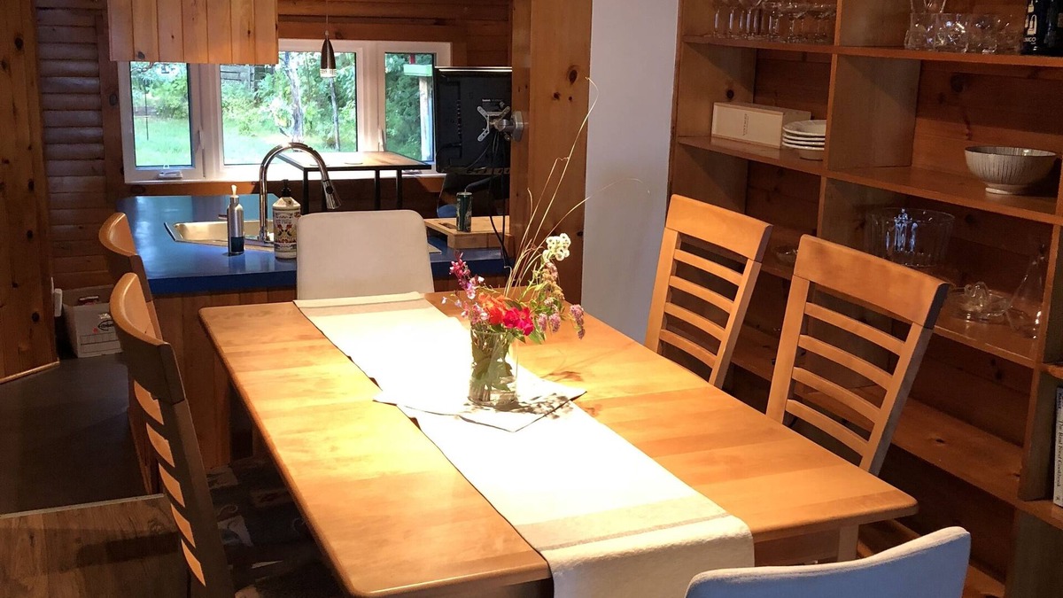 Pointe-Lebel Ski Chalet | Charming cottage directly on the beach at Pointe-Lebel.