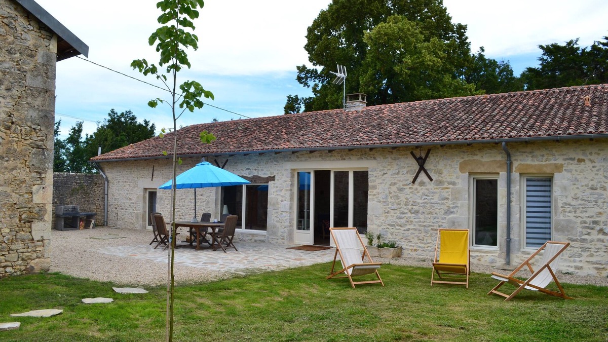 Pleuville House | Charming Cottage for 10 people, private pool, enclosed garden