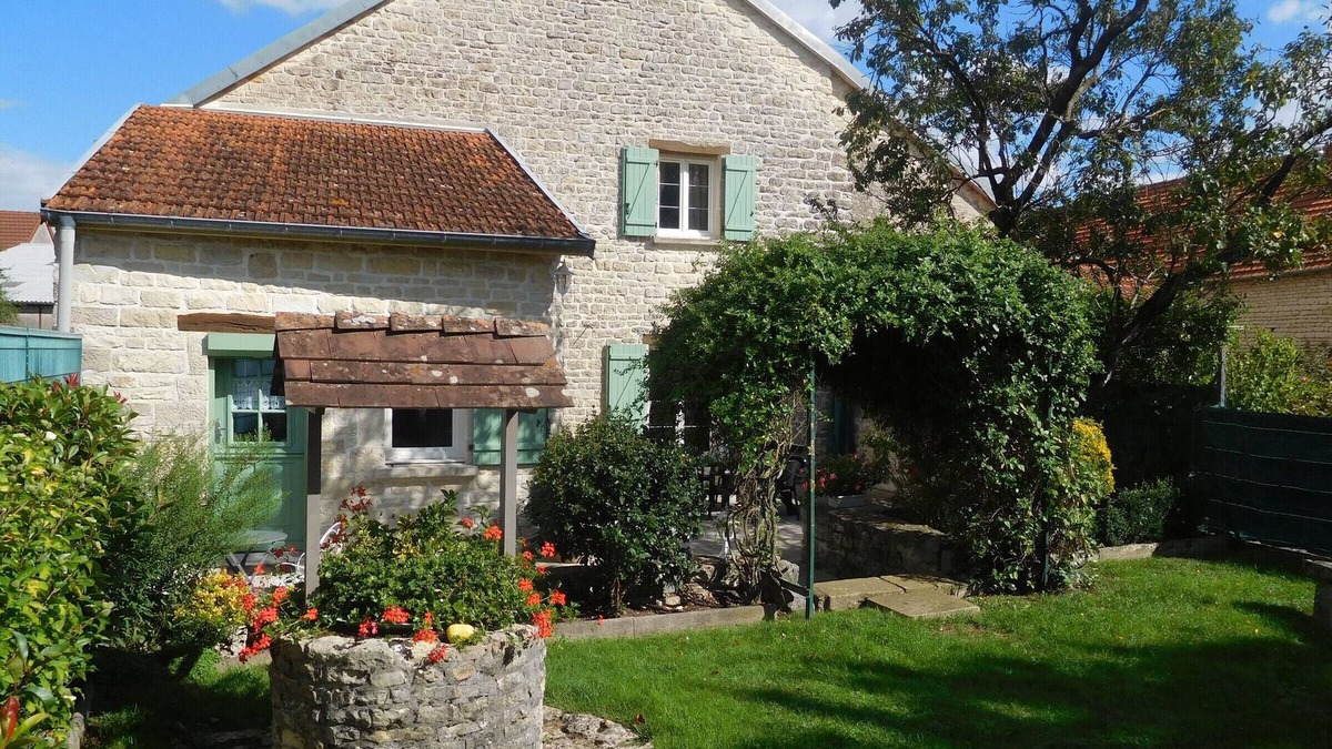 Pont-la-Ville Cottage | Charming Cottage with Terrace & Closed Yard in Pont-la-Ville