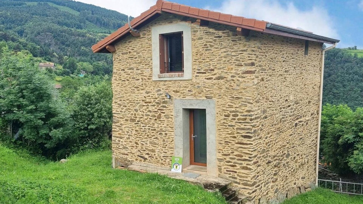 Saint-Chamond Cottage | Charming Cottage in Saint-Chamond - Terrace - Pets Allowed