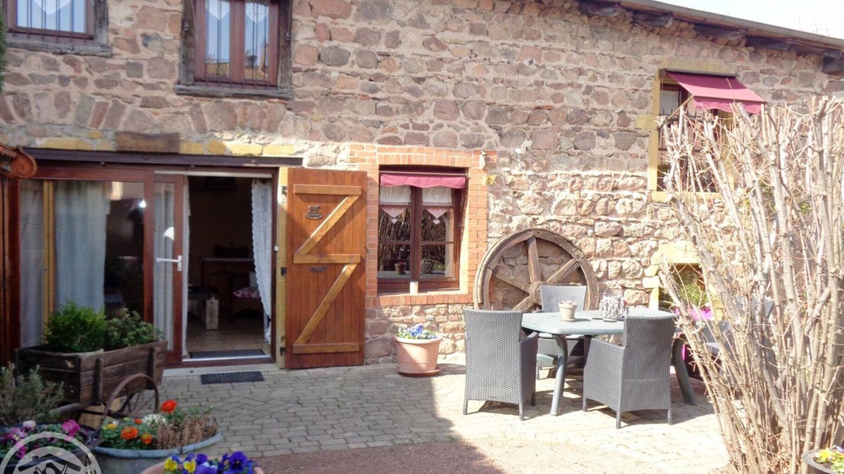 Cuinzier Cottage | Charming cottage in Cuinzier with garden, pets welcome