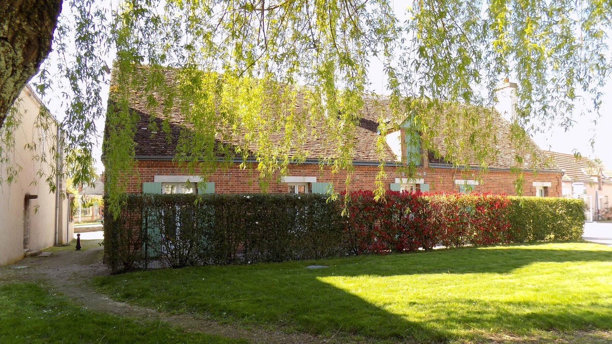 Villemurlin Cottage | Charming Cottage in Tranquil Village with Private Parking and Baby Equipment