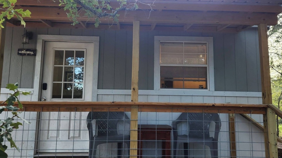 Fayette County Apartment | Charming cottage in pleasant Smithville with AC