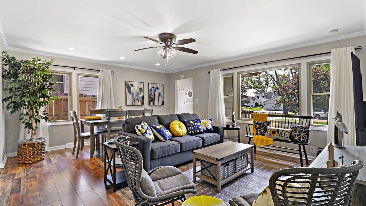 Salem Lakes House | Charming Cottage - Lake access steps away ! 2 King beds/1 Queen Sleeper Sofa