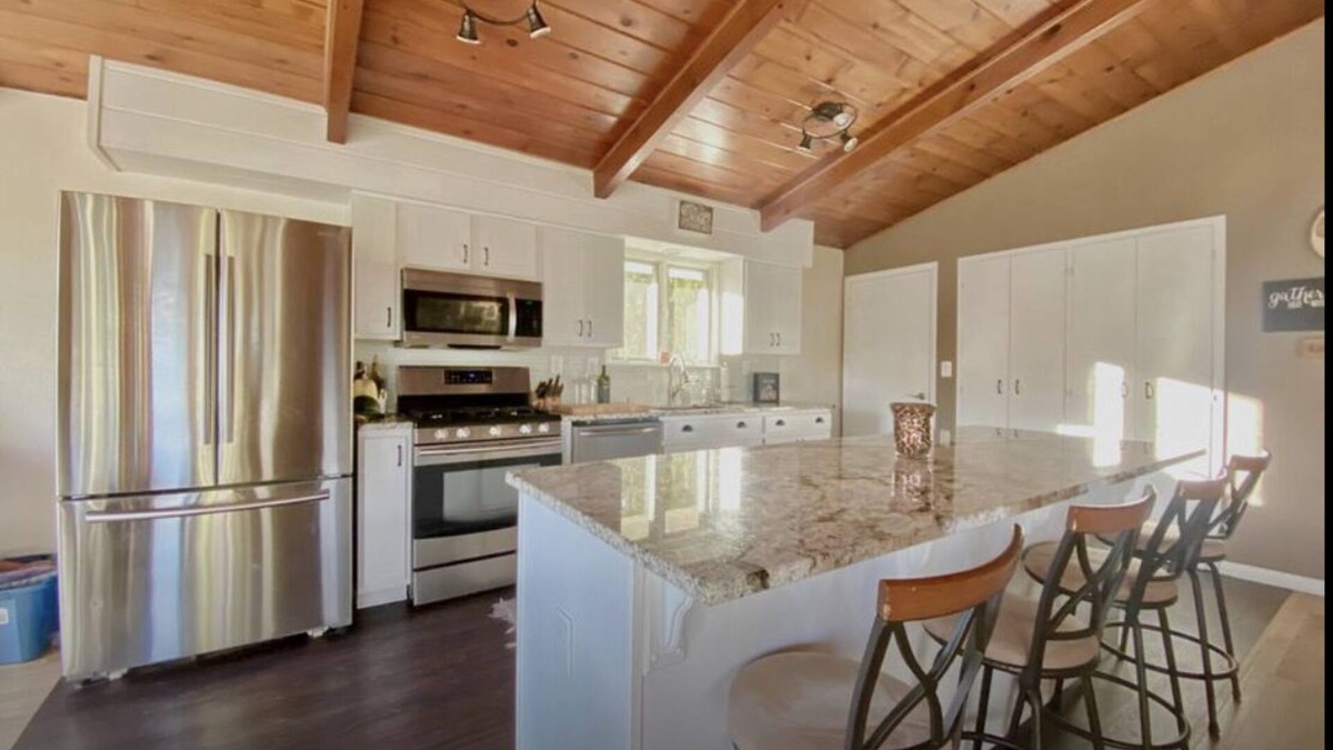 Hartford House | Charming cottage near Big Cedar Lake-Upper Level