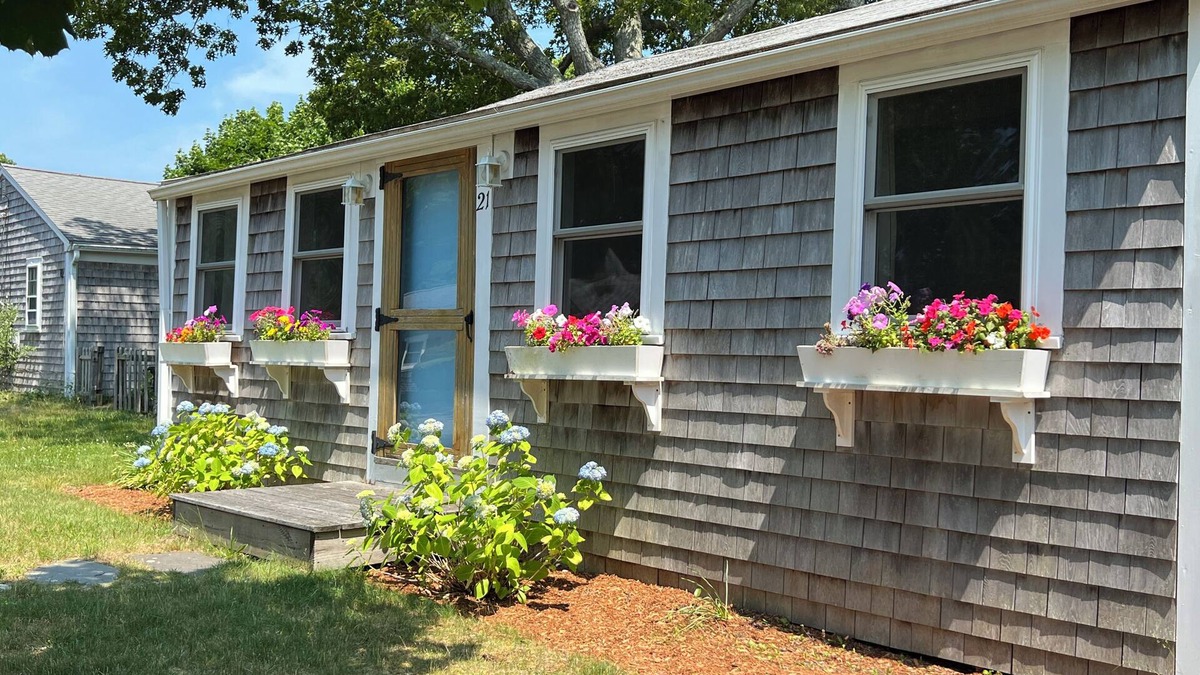 West Yarmouth Cottage | Charming Cottage near Beach and Ferry