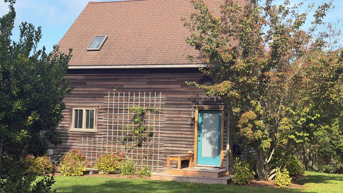 Monomoy House | Charming cottage on Polpis Bike Path