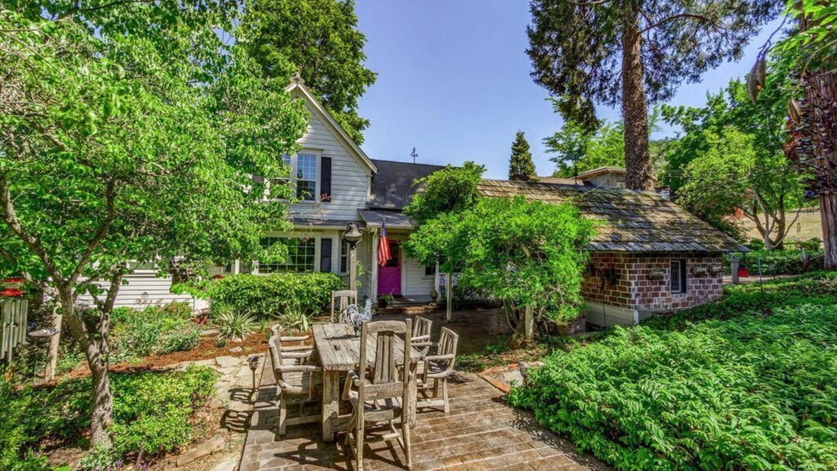 Central Point Cottage | 🌻 Charming Cottage On Peaceful 5 Acres in the Mountains