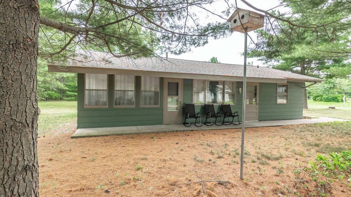 Arkdale House | CHARMING COTTAGE STEPS FROM CASTLE ROCK LAKE - PET FRIENDLY