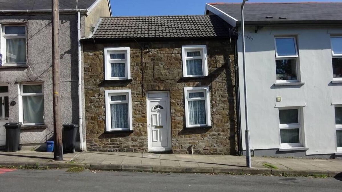Dowlais House | Charming Cottage style 3 bedroom property