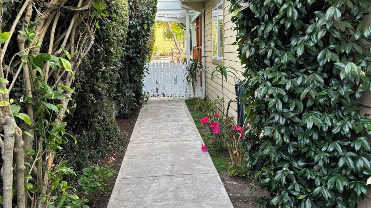 Thousand Oaks Cottage | Charming cottage in Thousand Oaks with WiFi and AC
