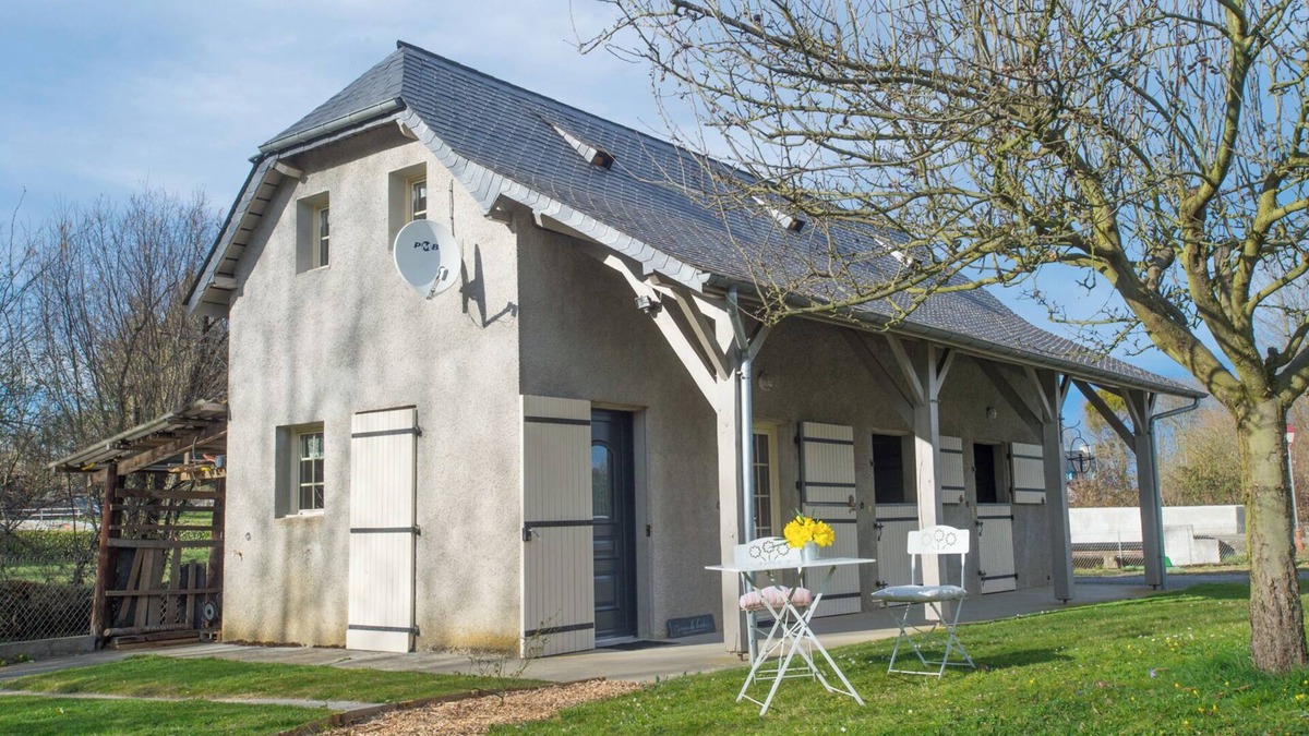 Lagarde House | Charming cottage with garden by the river.