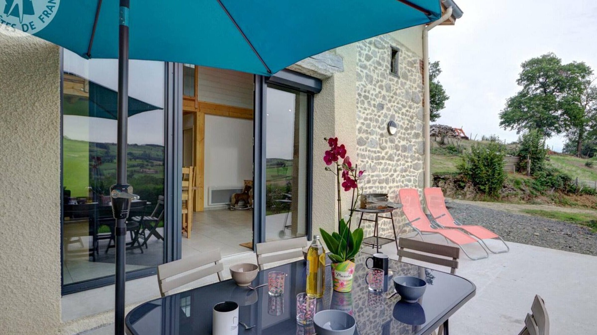 Saint-Heand Cottage | Charming Cottage with Wood Stove and Garden in Saint-Héand