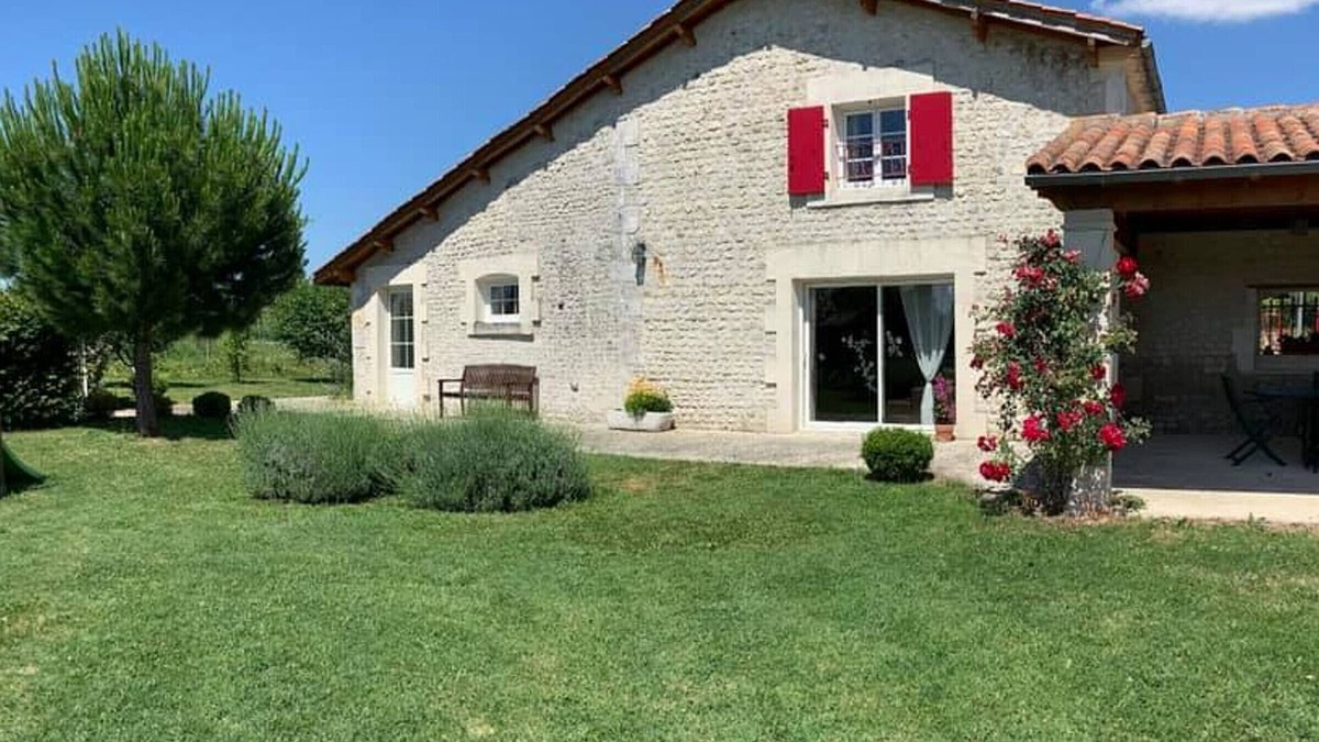 Bellevigne Cottage | Charming cottage with pool, private garden and disability access