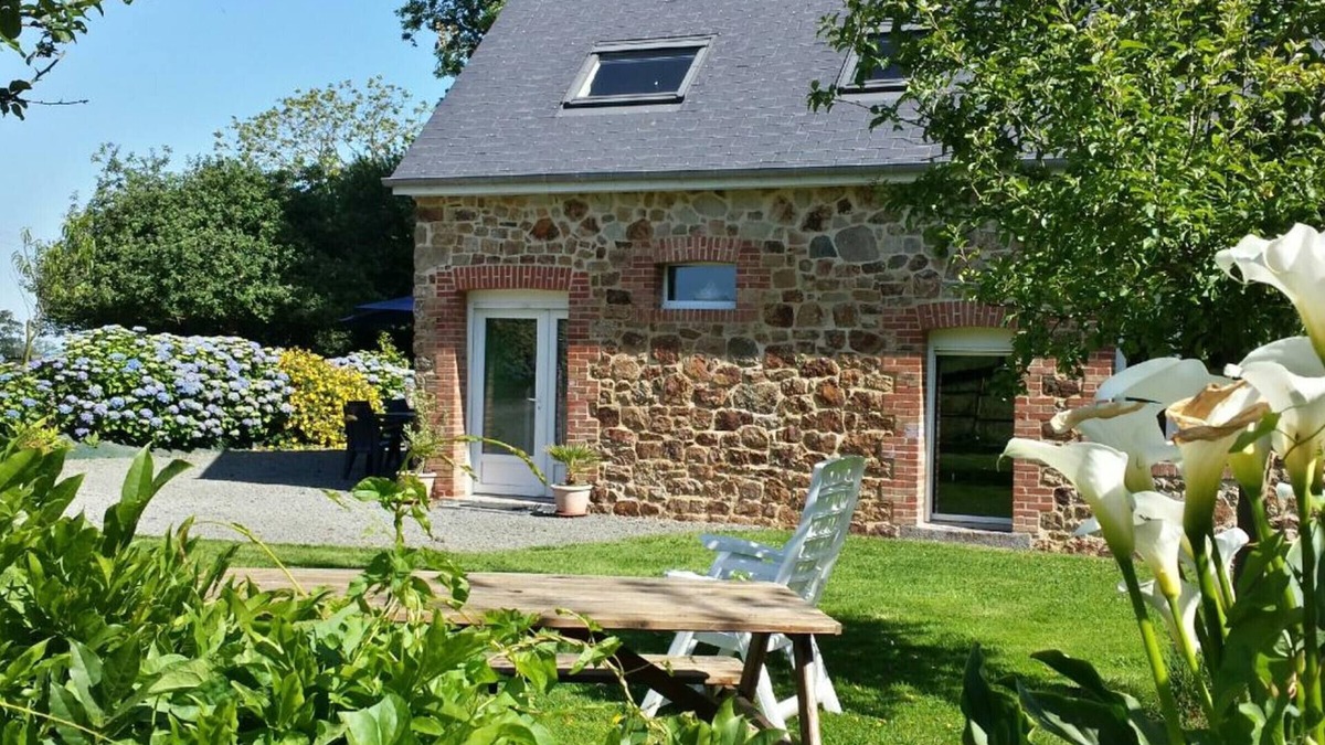 La Colombe Cottage | Charming Cottage with Garden, 2 Bedrooms, WiFi, Fireplace, Near Orchard