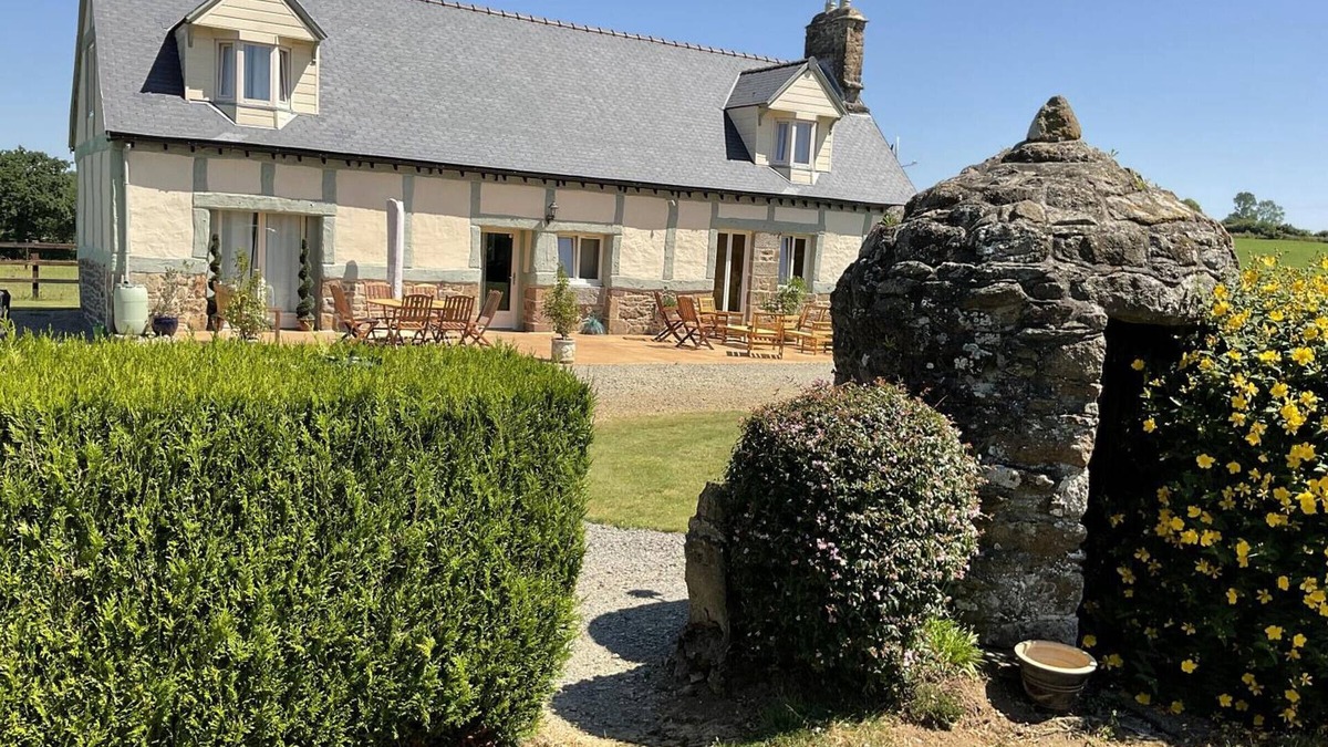 La Trinite Cottage | Charming Cottage with Garden, Terrace, and Bikes near Mont St-Michel