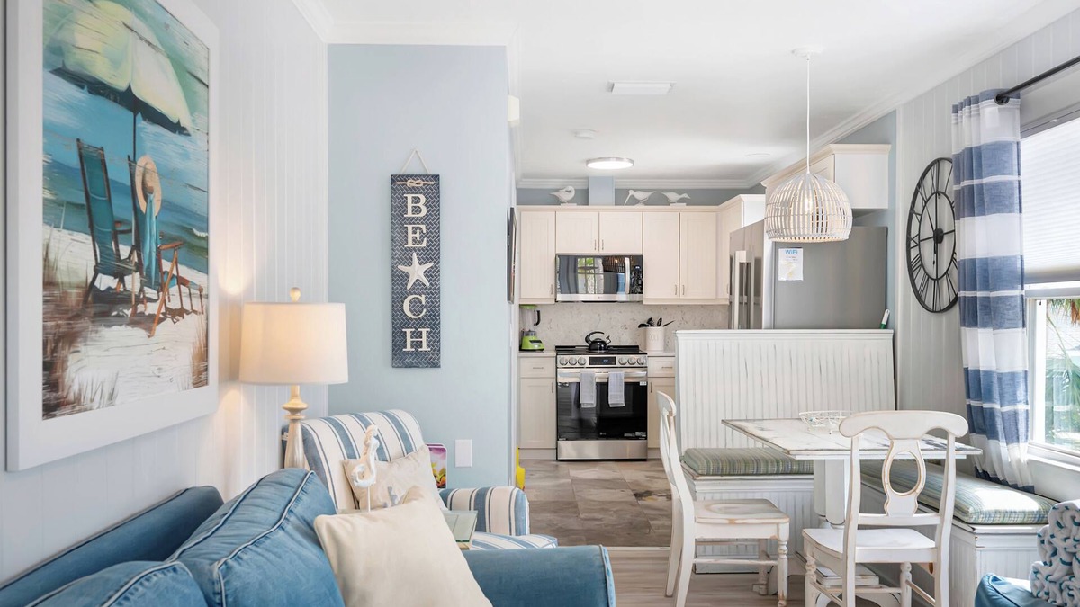 Anna Maria Condo | Charming Cottage with modern amenities close to beach w/pool, beach gear, bikes