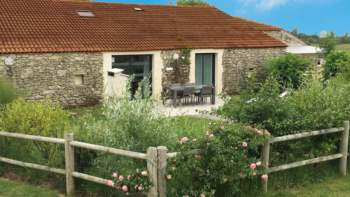 Soullans Cottage | Charming Cottage with Private Spa, Heated Pool, and Fishing Dock, Ideal for Families and Pets
