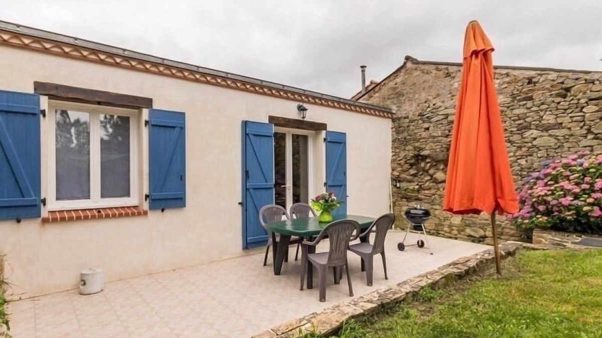 Rouans Cottage | Charming Cottage with Garden, Bikes, and Modern Amenities Near Nantes