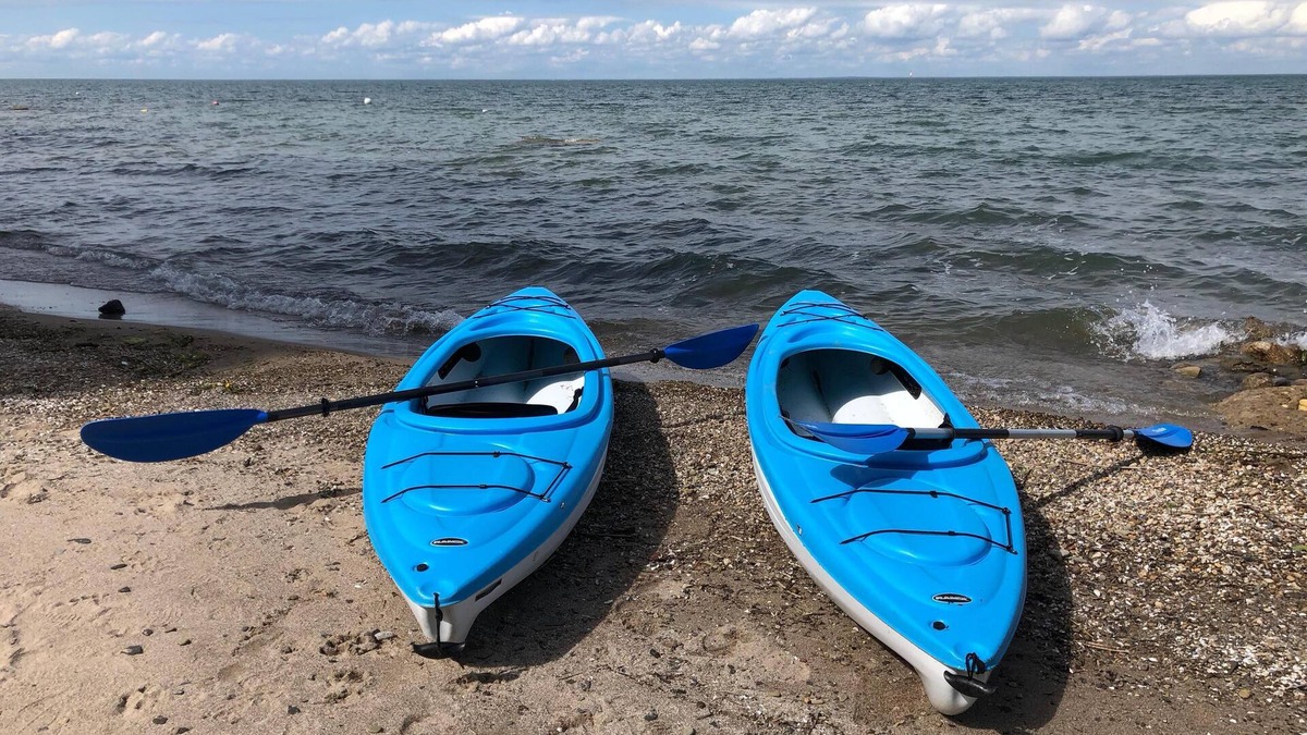 Irving House | Charming Cottage with Private Beach (sleeps 6, A/C, Wifi & Kayaks)