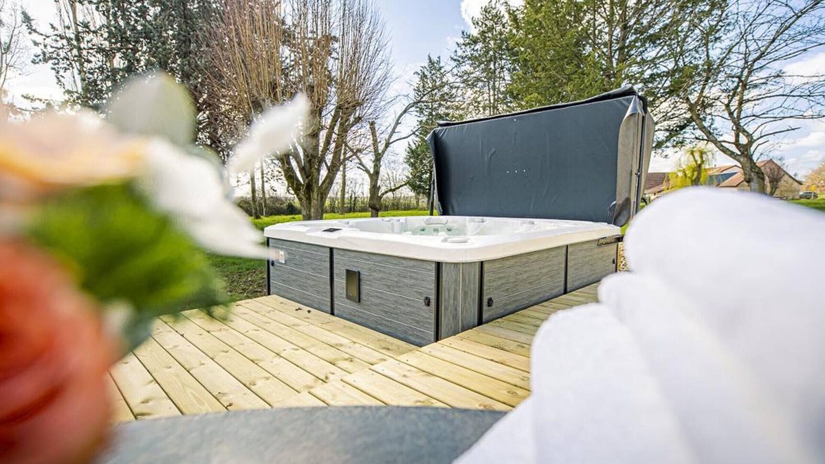 Saulcet Cottage | Charming Cottage with Spa, Terrace, and Garden in Historic Vineyard Region