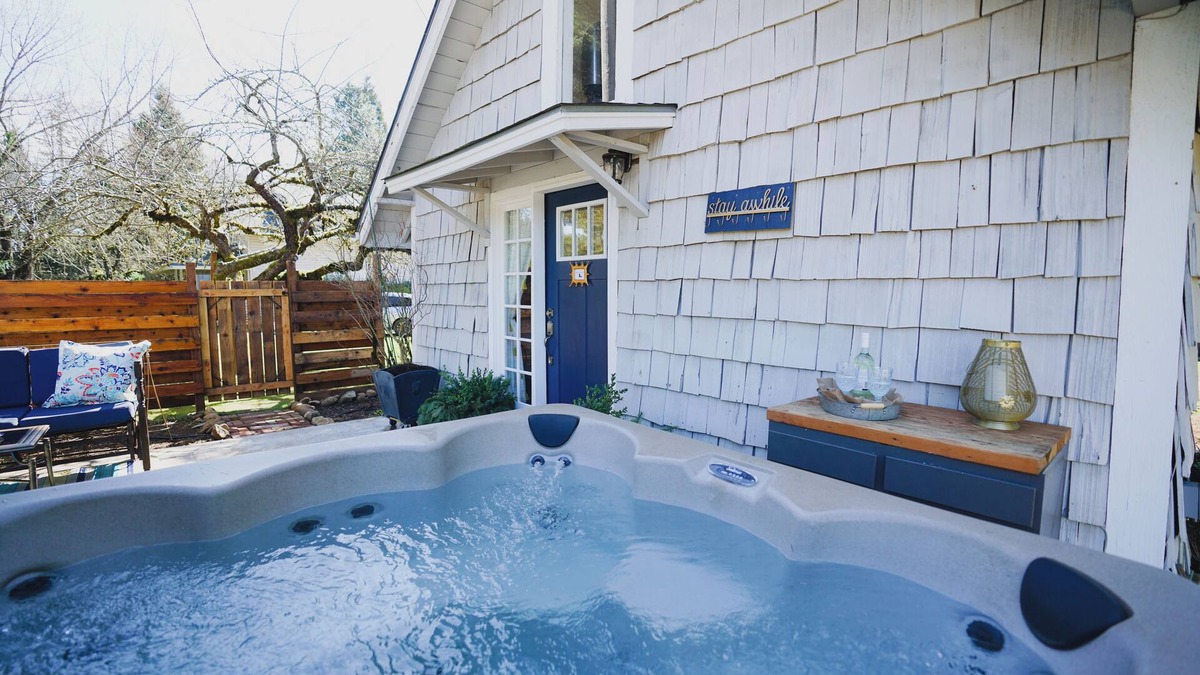Silverton Cottage | Charming Cottage with Hot Tub – Minutes from Silver Falls State Park