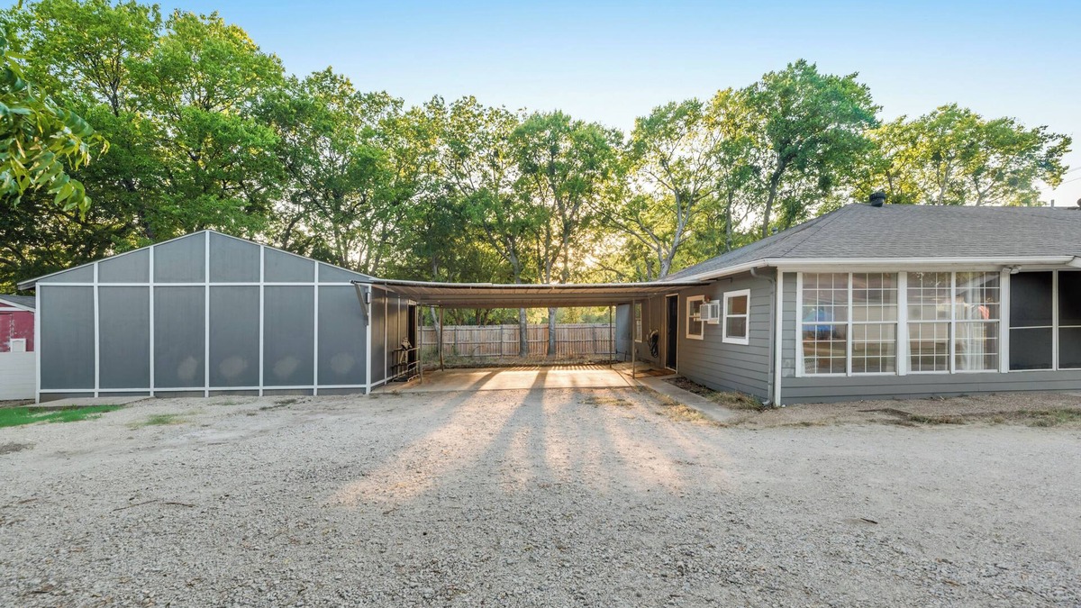 Denton Cottage | Charming cottage with WiFi and AC in phenomenal Denton